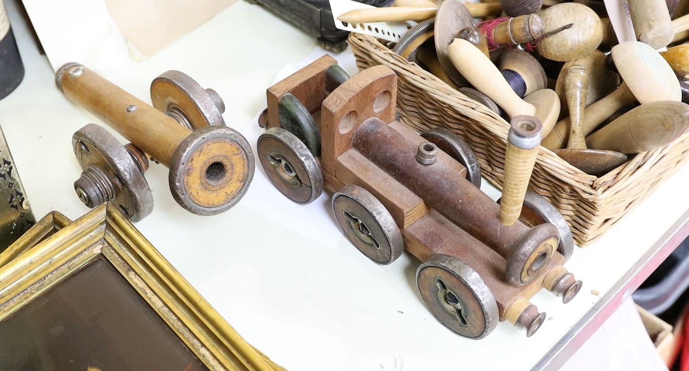 A quantity of treen